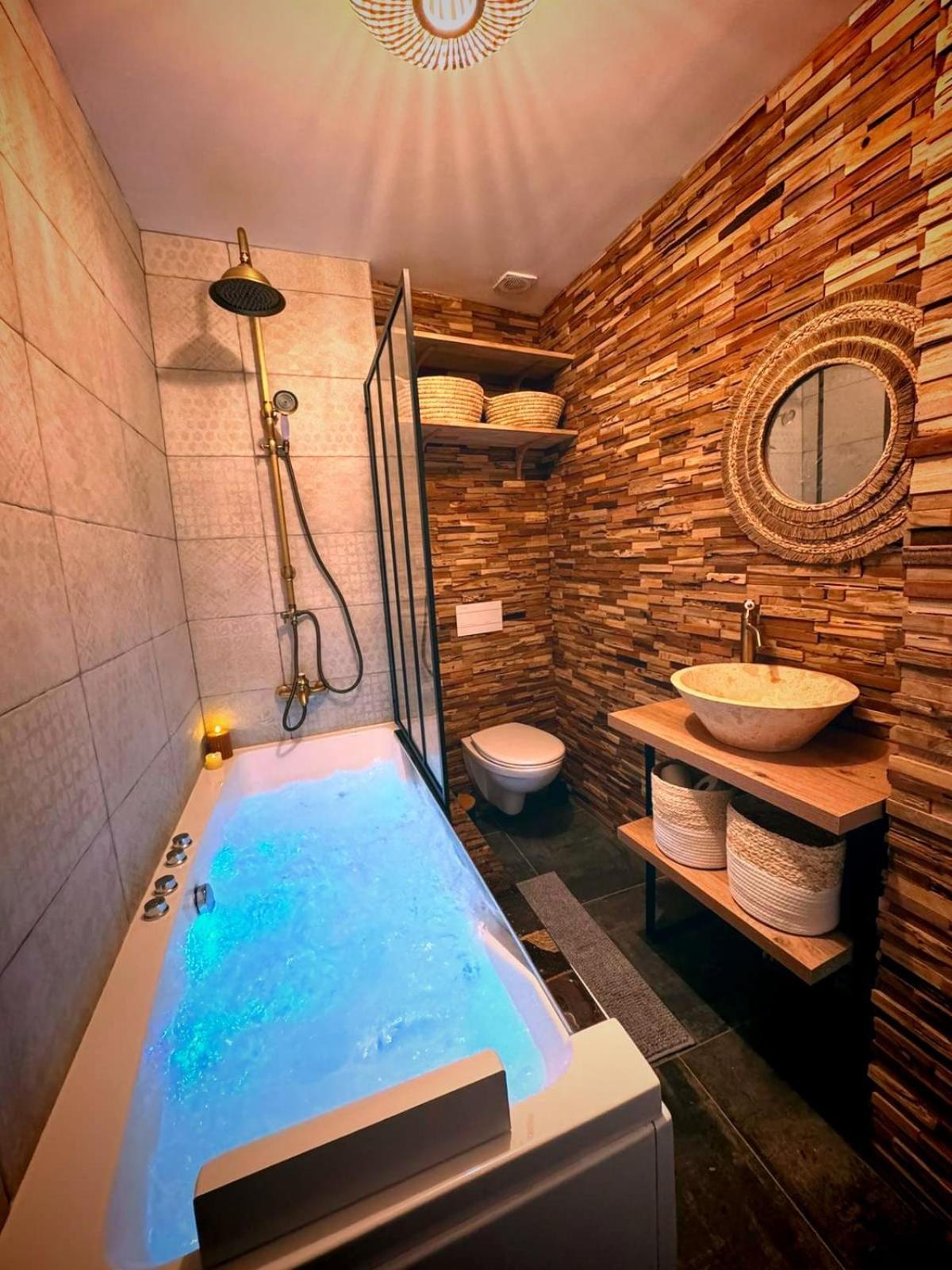 Duplex Safari Jusqu'A 4 Personnes, Spa, Cinema Et Lit Sous Les Arbres, Day Use, 10 Min Centre أميا المظهر الخارجي الصورة